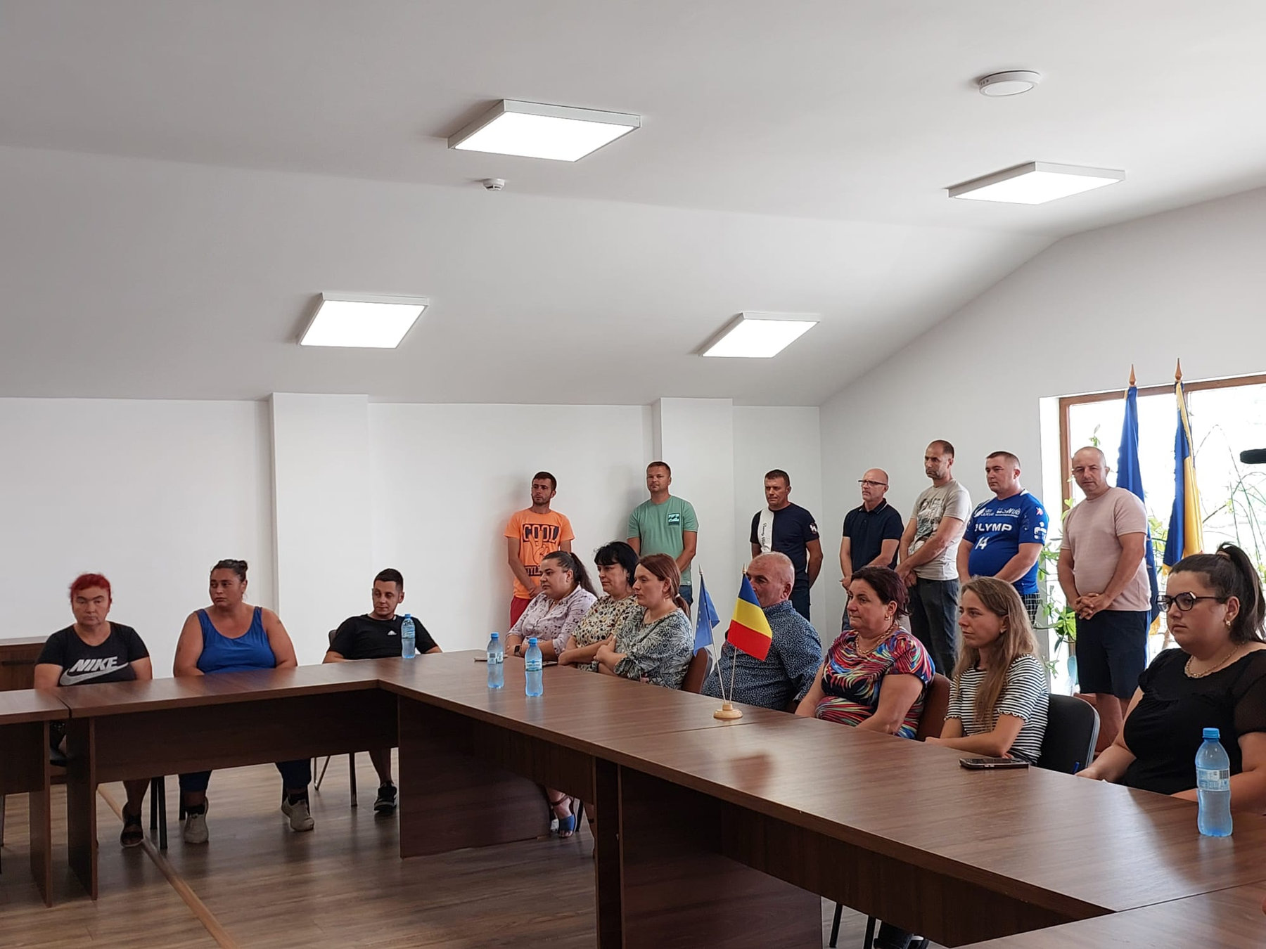 Participanți în sala de ședințe, vedere laterală
