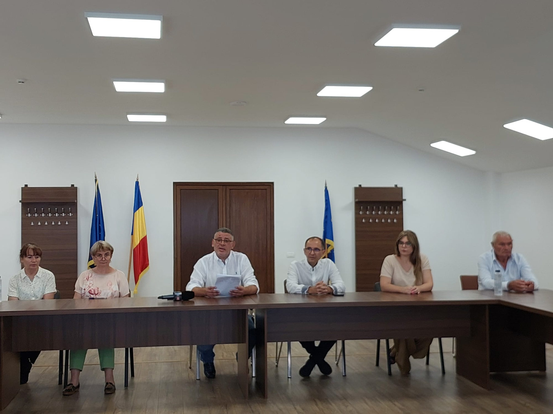 Reprezentanți la masa de ședințe
