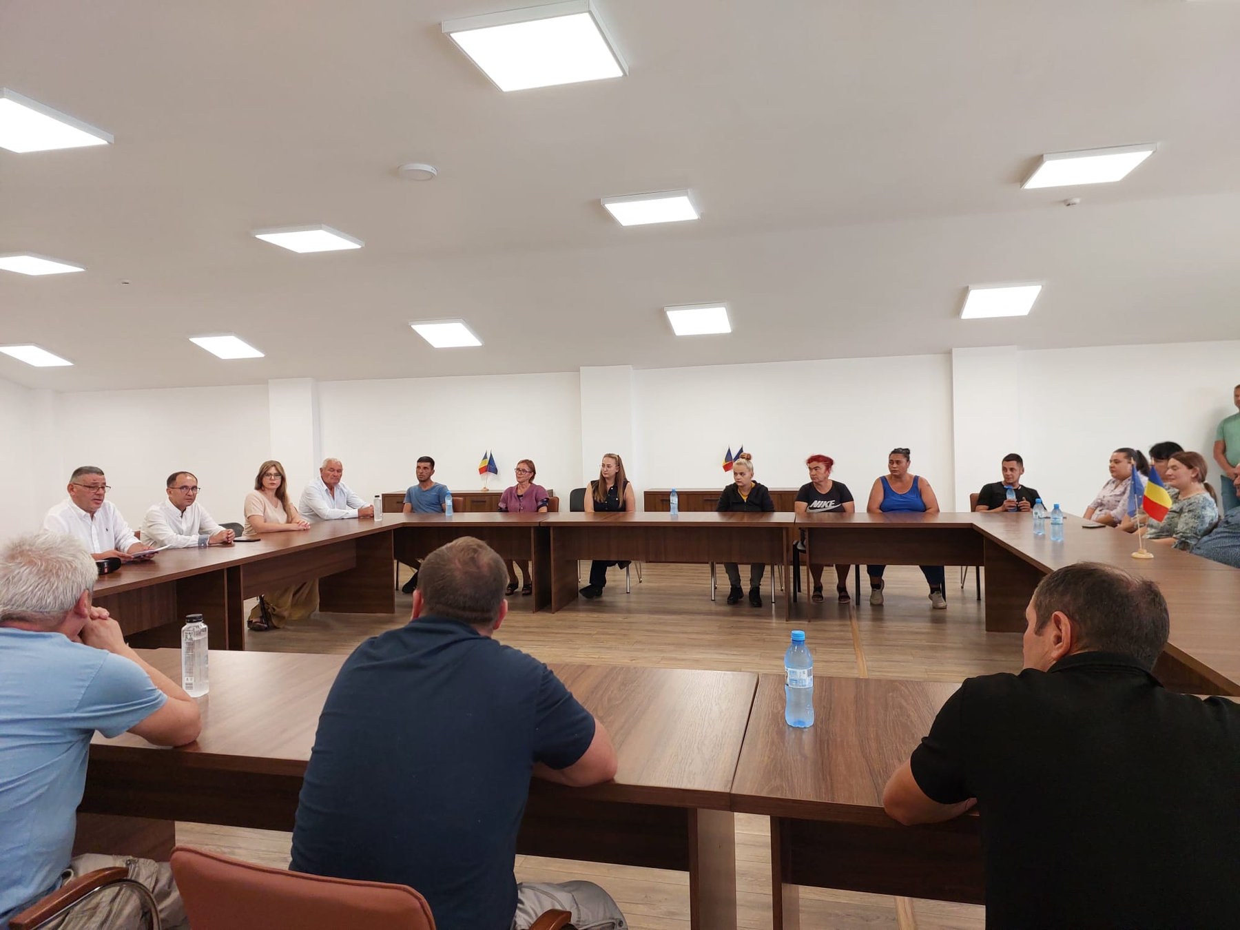 Reuniune în sala de ședințe reabilitată