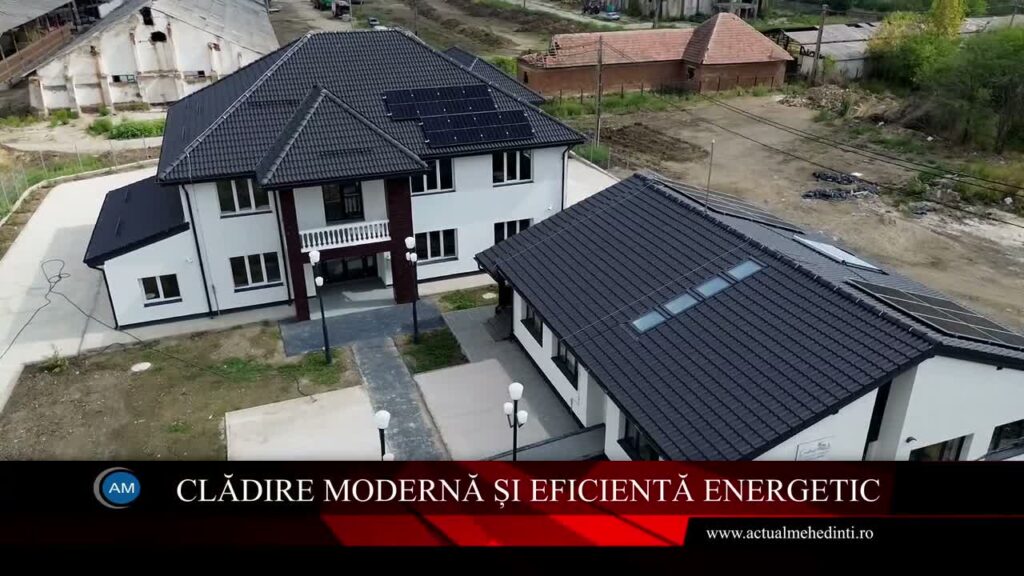 Sediul Primăriei Bâcleș reabilitat energetic, văzut din aer, cu panouri fotovoltaice pe acoperiș